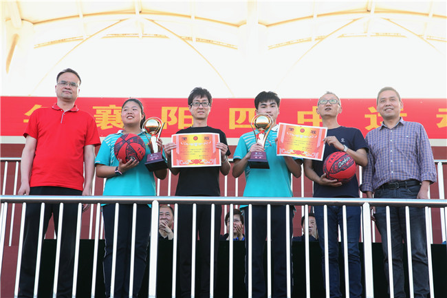 馬拉松團(tuán)體第一名：6班、14班.jpg